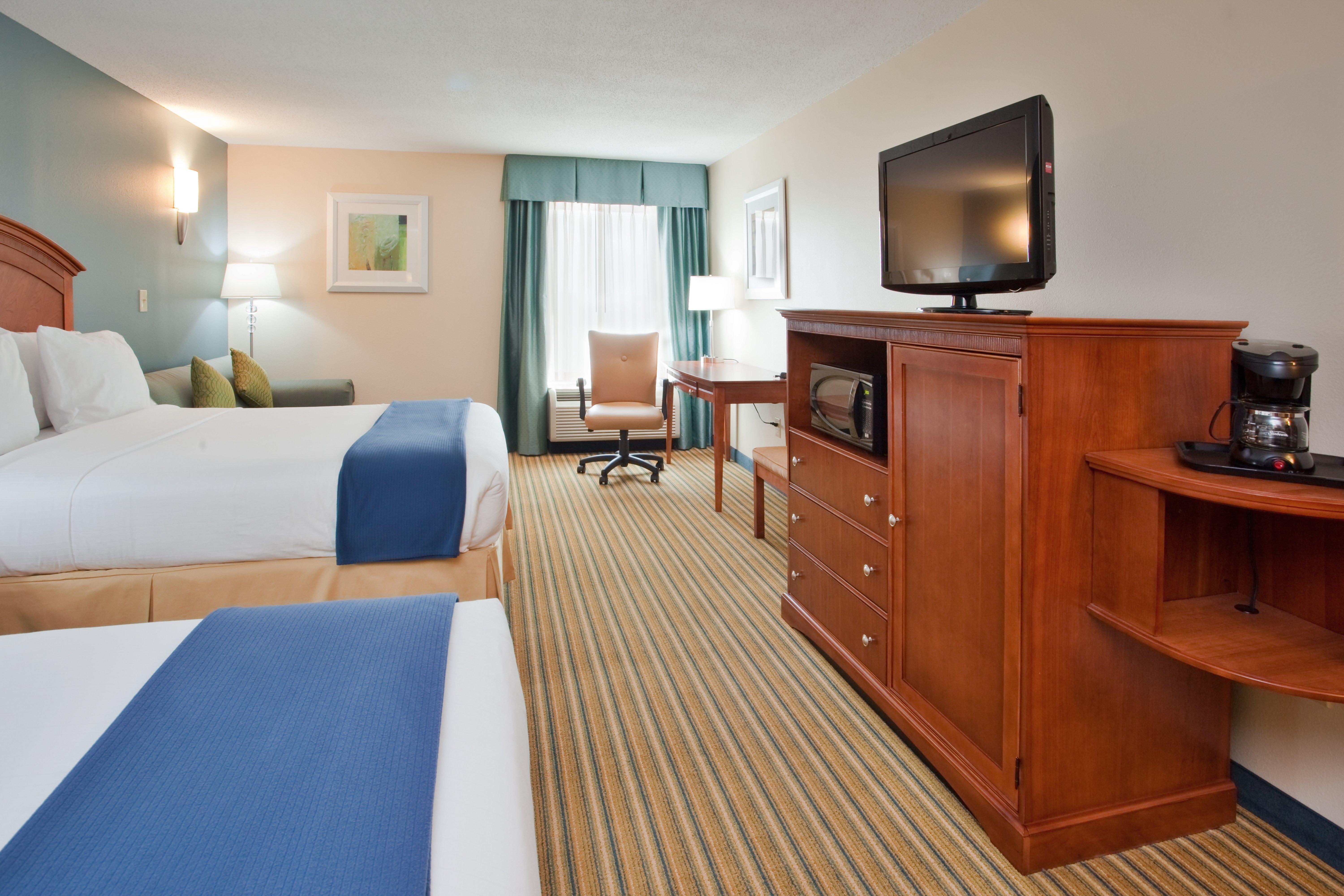 Holiday Inn Express Hotel & Suites Fredericksburg By Ihg Екстериор снимка