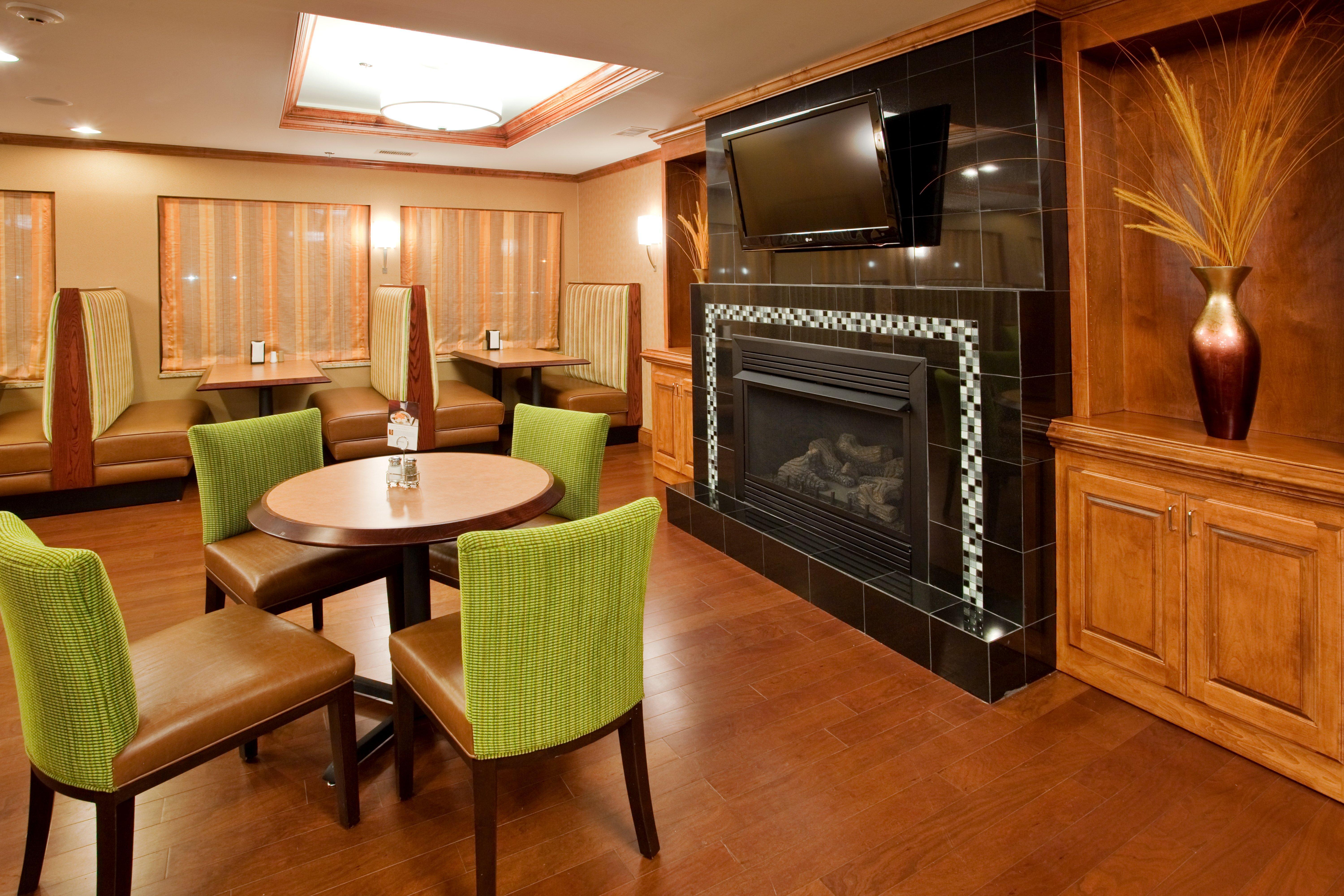 Holiday Inn Express Hotel & Suites Fredericksburg By Ihg Екстериор снимка