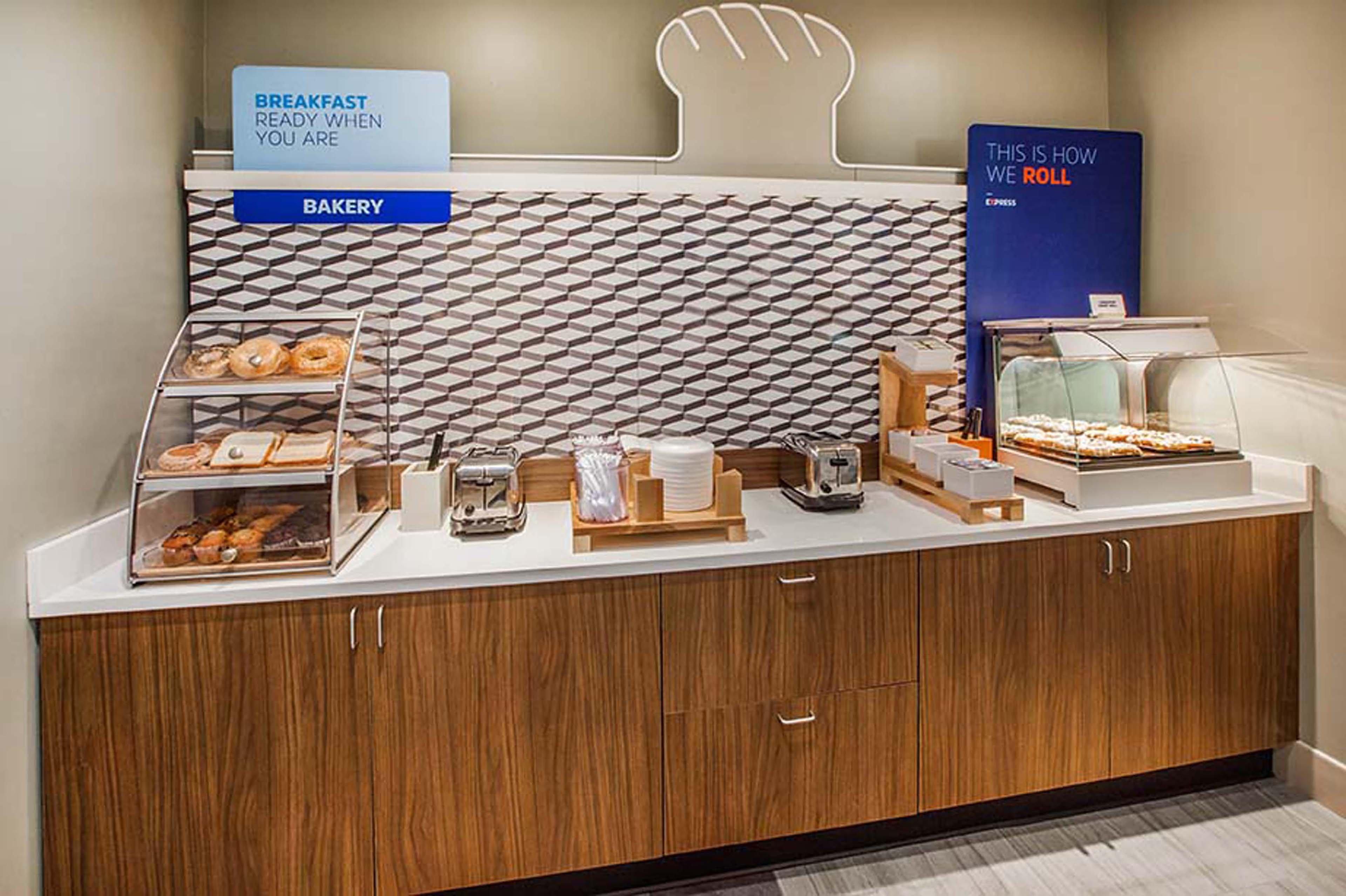 Holiday Inn Express Hotel & Suites Fredericksburg By Ihg Екстериор снимка