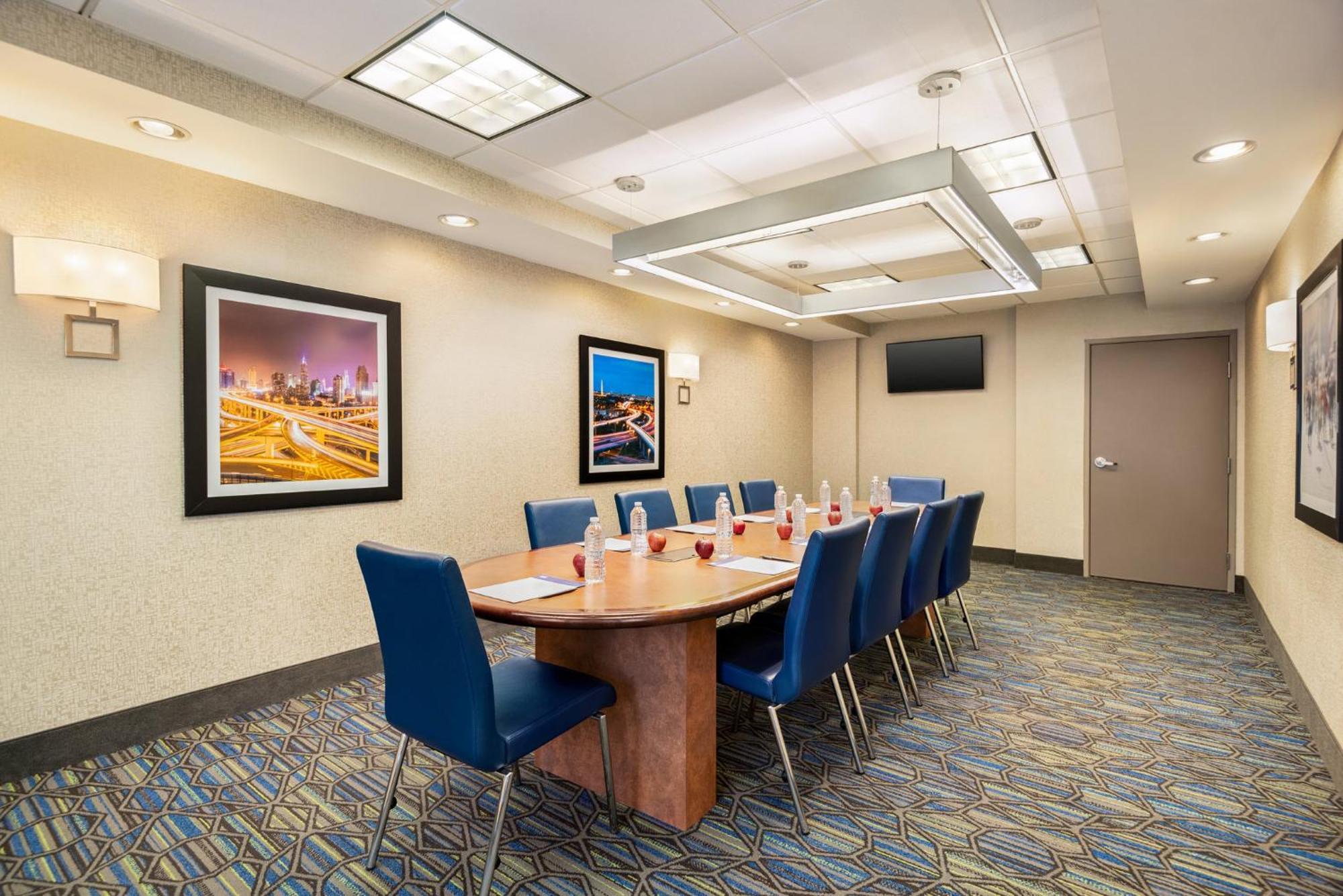 Holiday Inn Express Hotel & Suites Fredericksburg By Ihg Екстериор снимка