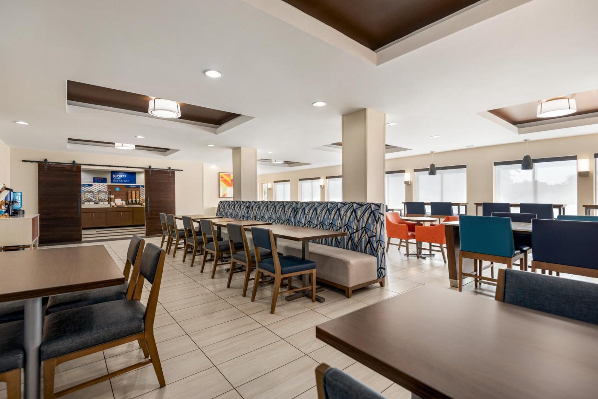 Holiday Inn Express Hotel & Suites Fredericksburg By Ihg Екстериор снимка