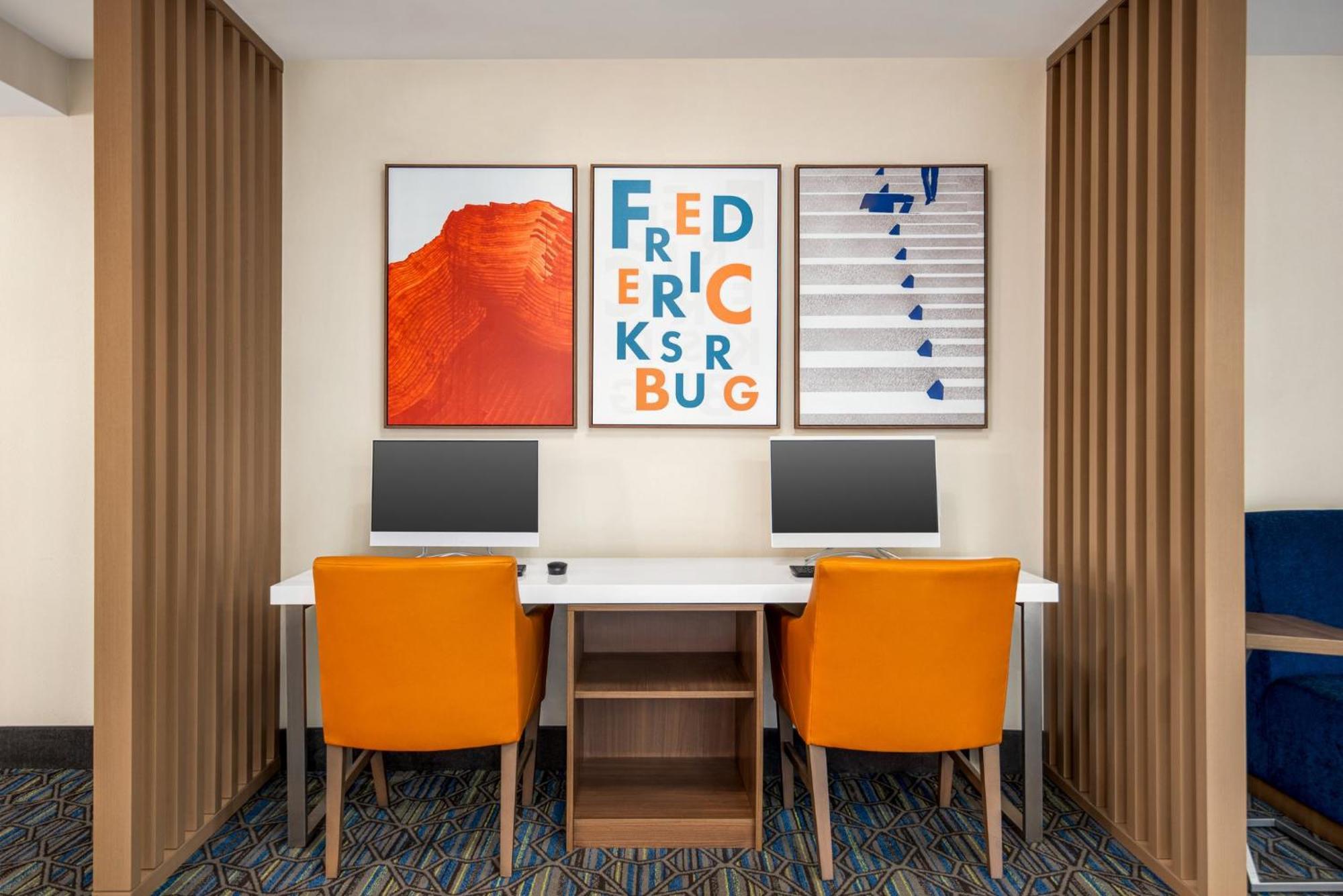Holiday Inn Express Hotel & Suites Fredericksburg By Ihg Екстериор снимка