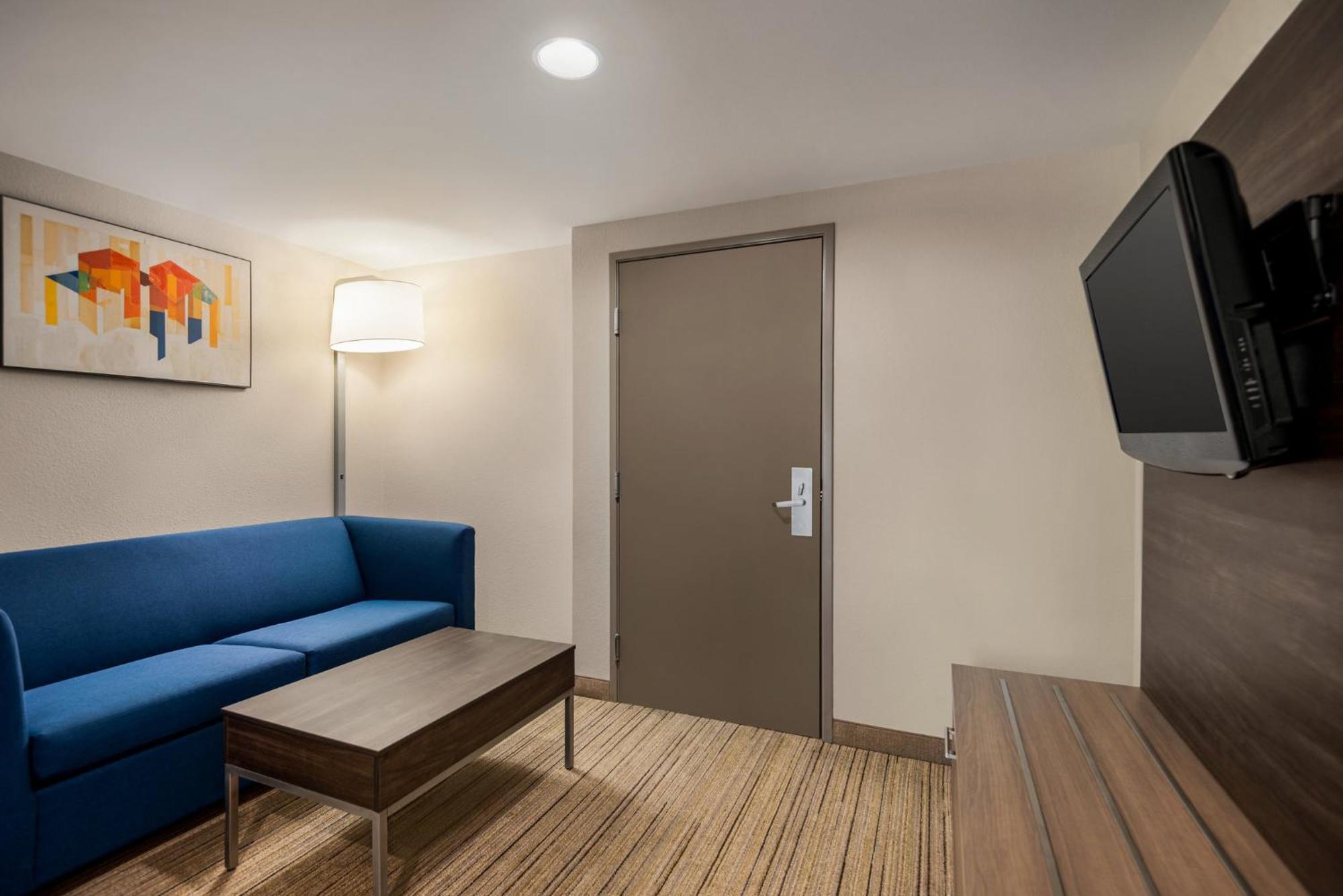 Holiday Inn Express Hotel & Suites Fredericksburg By Ihg Екстериор снимка