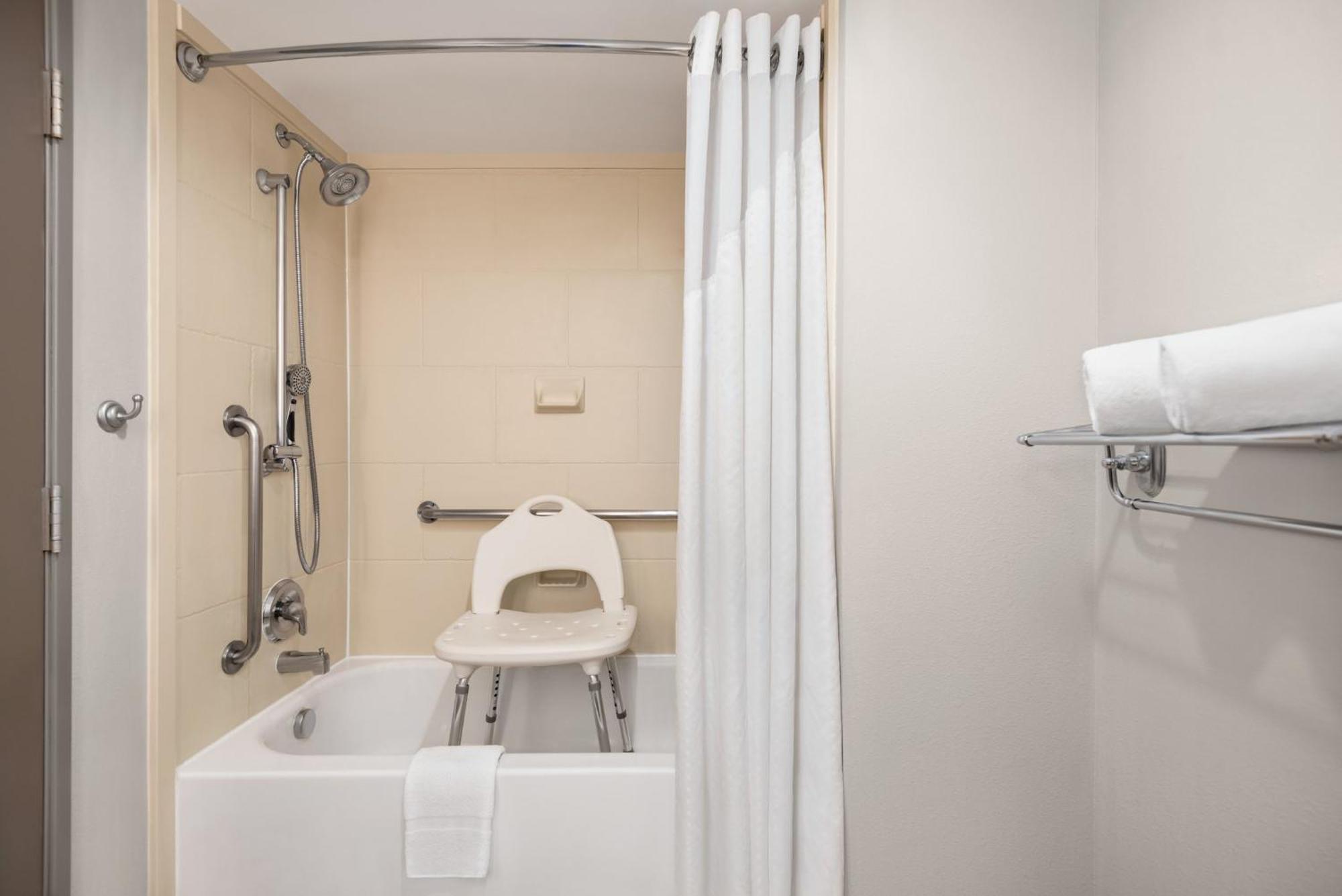 Holiday Inn Express Hotel & Suites Fredericksburg By Ihg Екстериор снимка