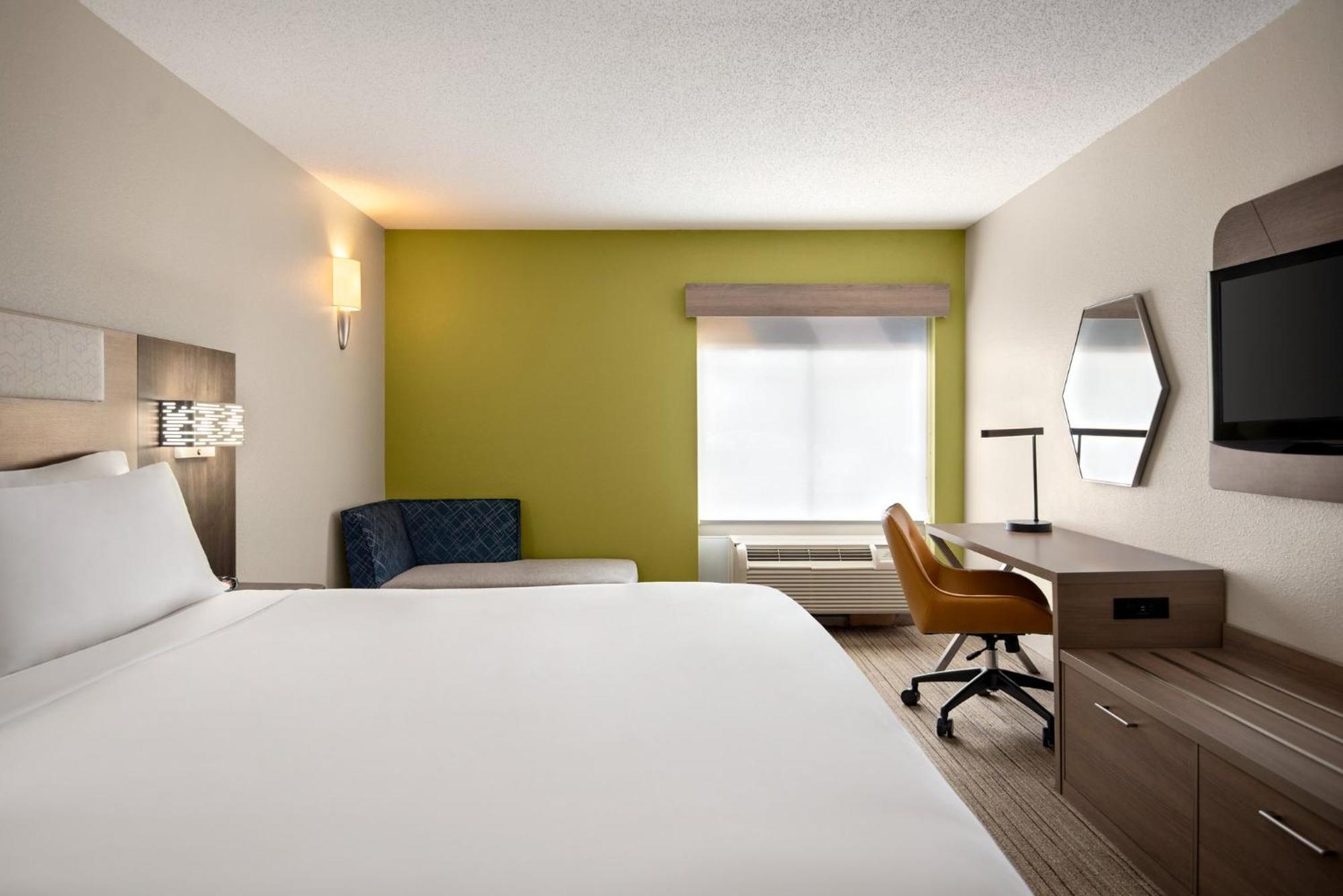 Holiday Inn Express Hotel & Suites Fredericksburg By Ihg Екстериор снимка