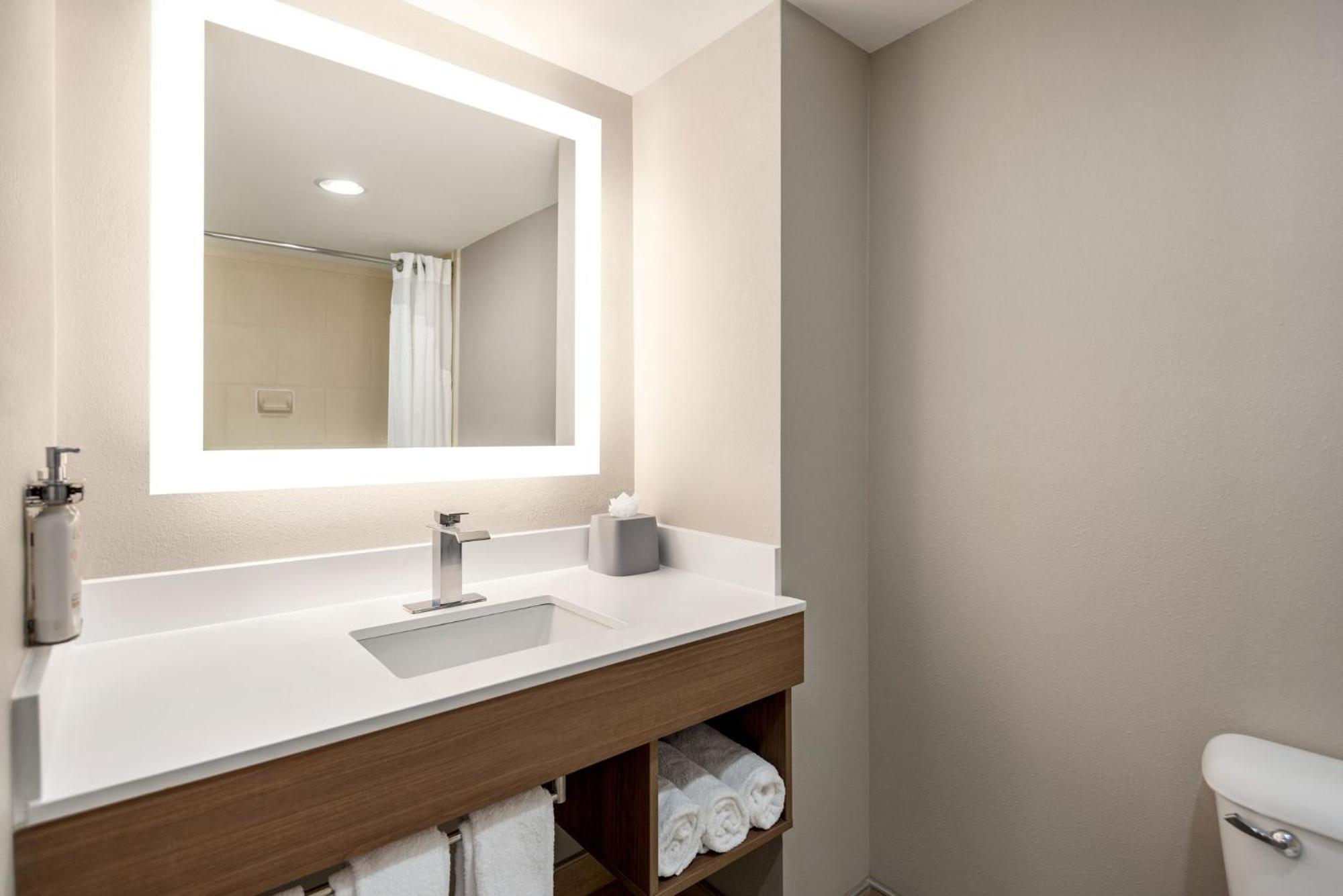 Holiday Inn Express Hotel & Suites Fredericksburg By Ihg Екстериор снимка