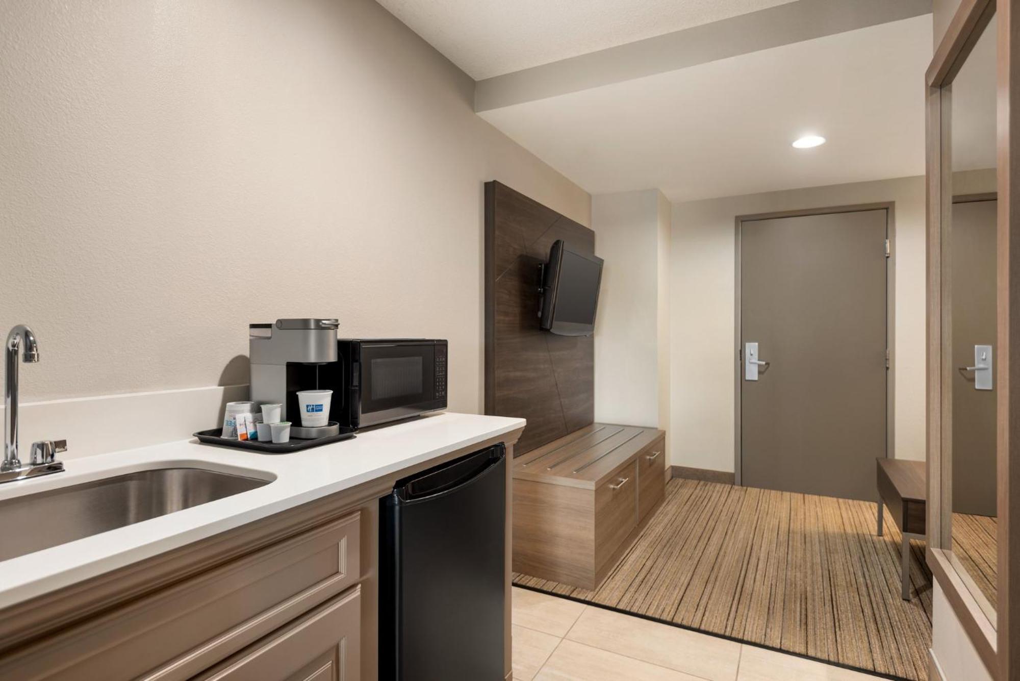 Holiday Inn Express Hotel & Suites Fredericksburg By Ihg Екстериор снимка