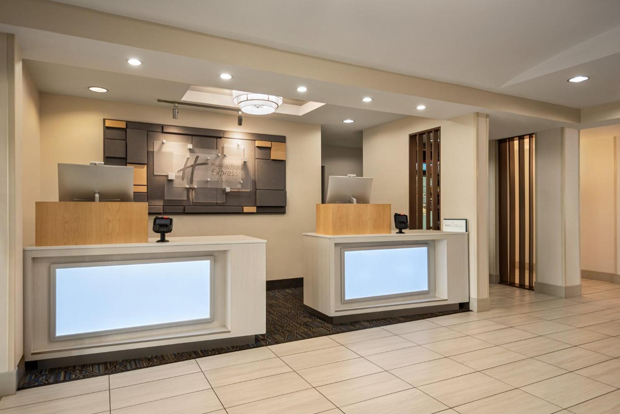 Holiday Inn Express Hotel & Suites Fredericksburg By Ihg Екстериор снимка