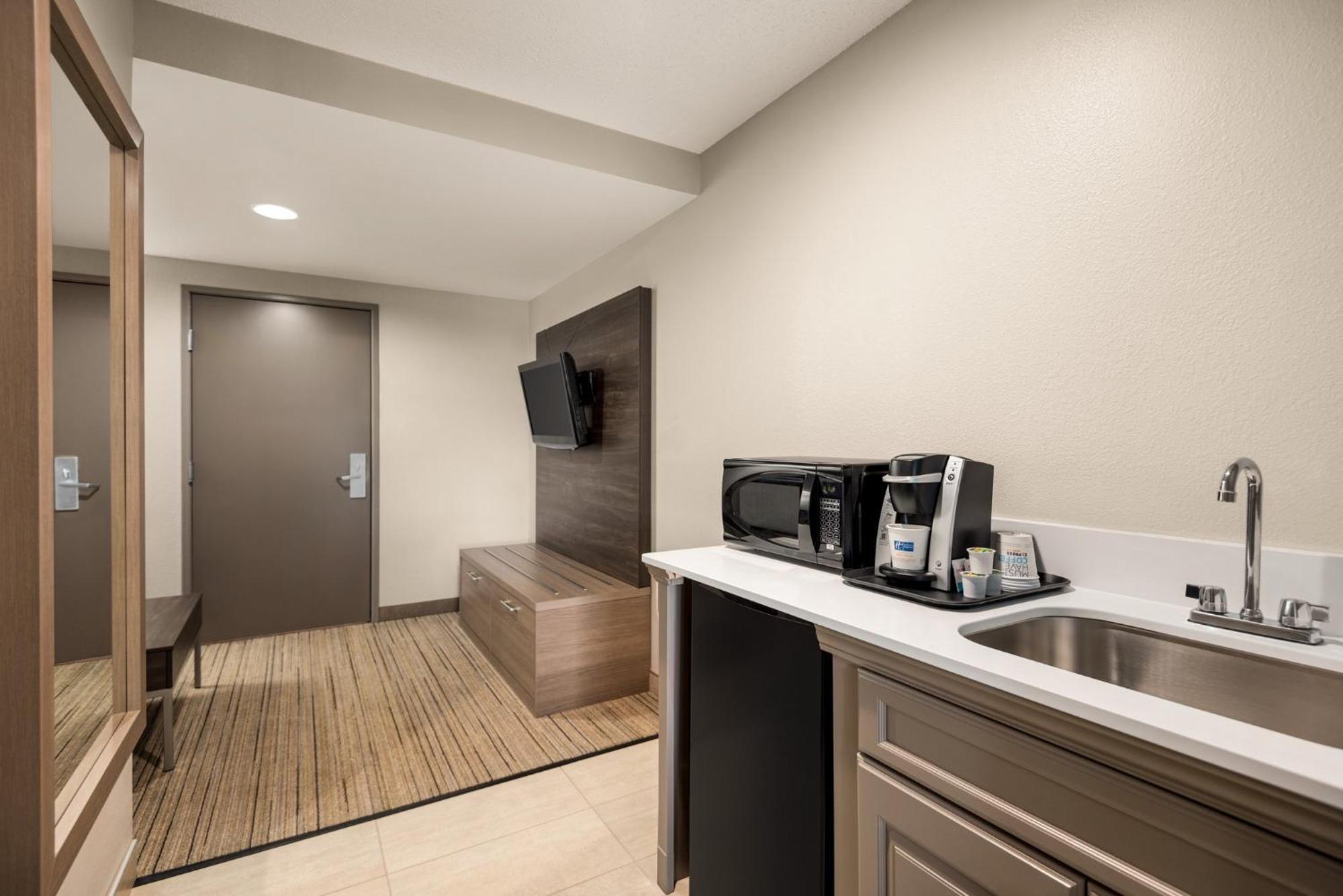 Holiday Inn Express Hotel & Suites Fredericksburg By Ihg Екстериор снимка