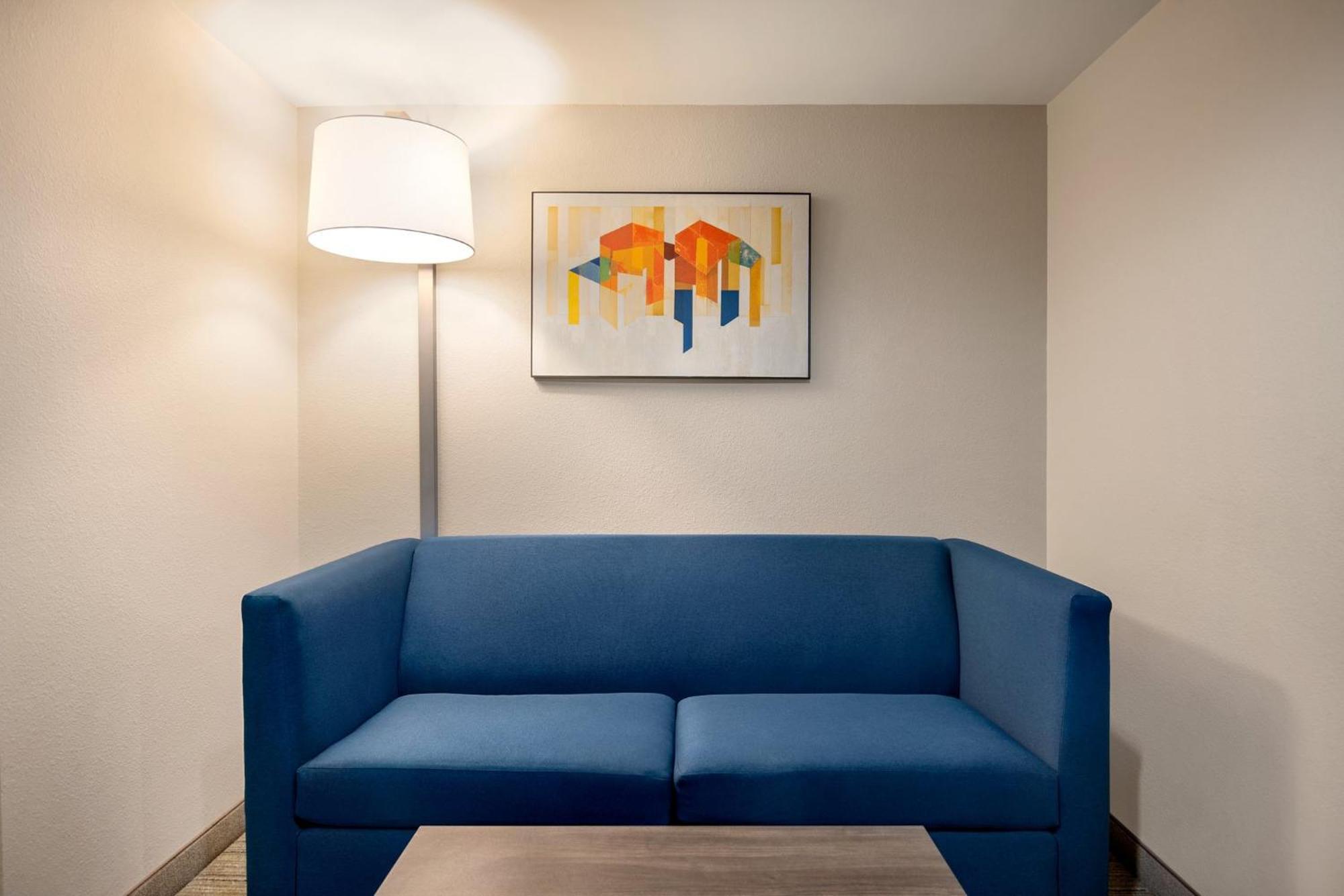 Holiday Inn Express Hotel & Suites Fredericksburg By Ihg Екстериор снимка