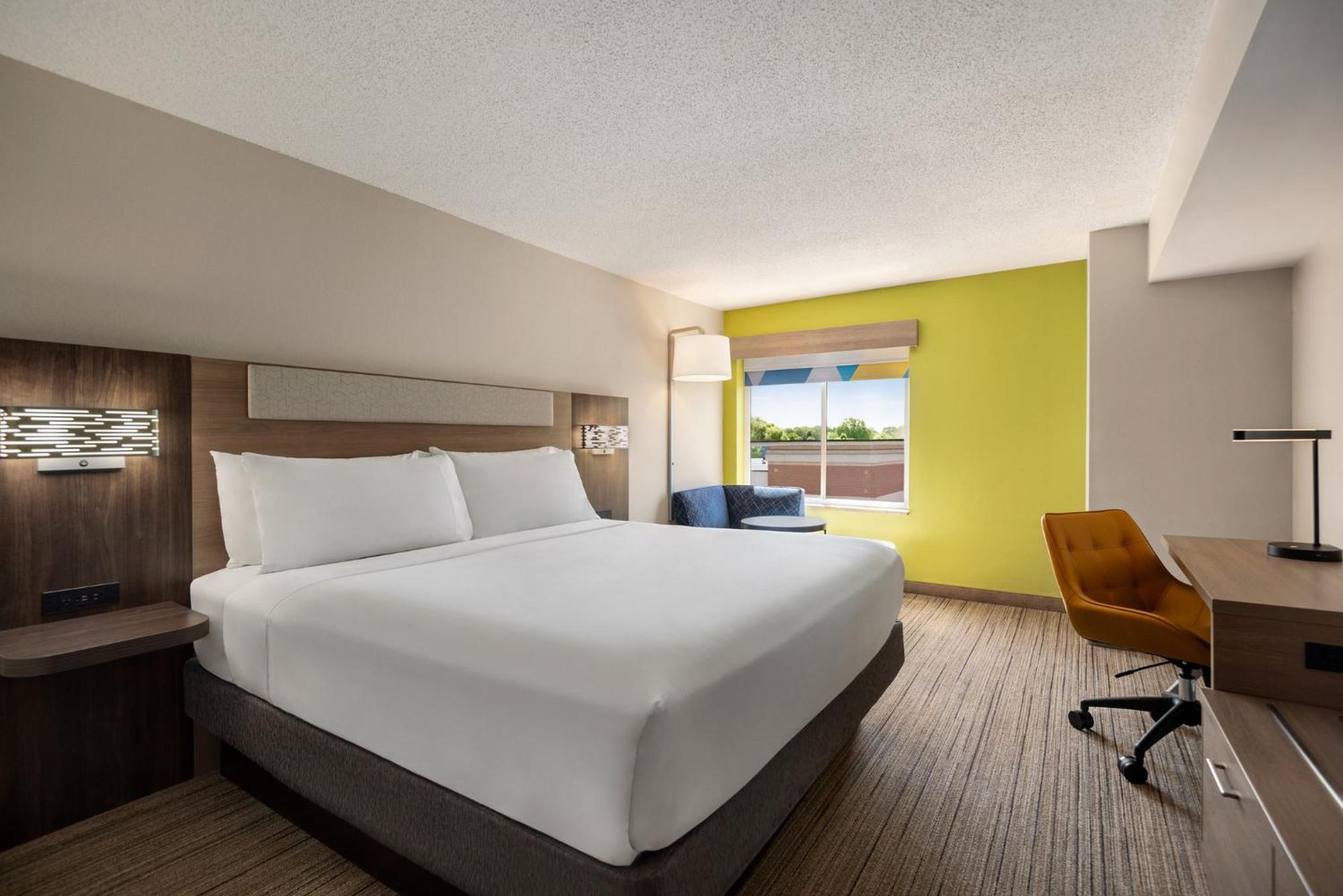 Holiday Inn Express Hotel & Suites Fredericksburg By Ihg Екстериор снимка
