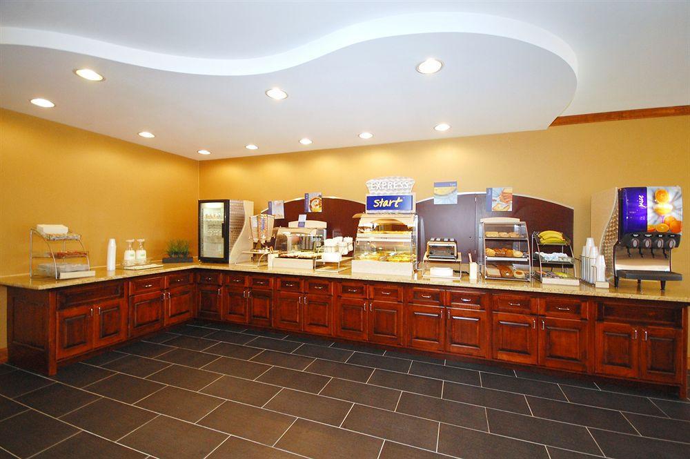 Holiday Inn Express Hotel & Suites Fredericksburg By Ihg Екстериор снимка