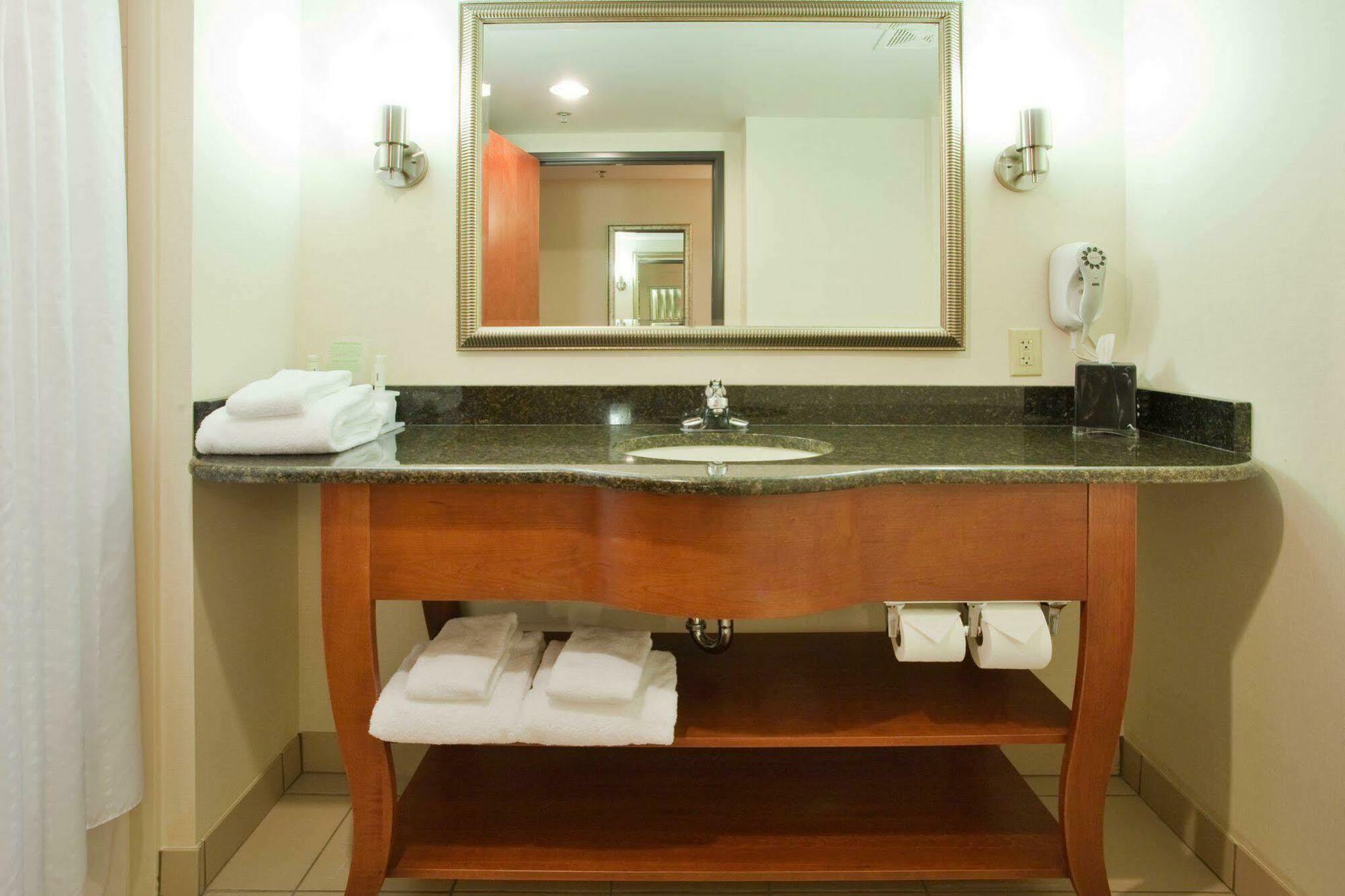 Holiday Inn Express Hotel & Suites Fredericksburg, An Ihg Hotel Стая снимка