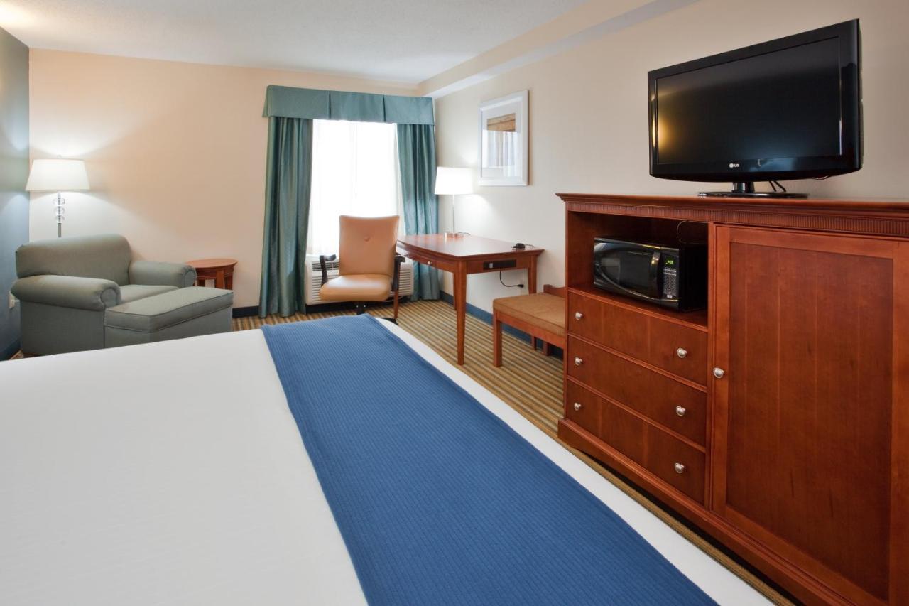 Holiday Inn Express Hotel & Suites Fredericksburg By Ihg Екстериор снимка